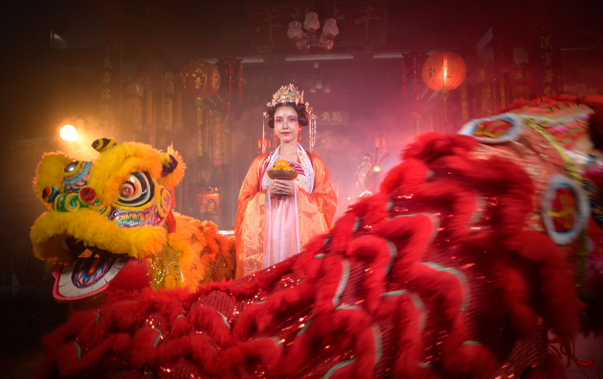 Chinese woman with yellow and red lions It is considered to enhance the prosperity for oneself on the occasion of the Chinese New Year festival every year